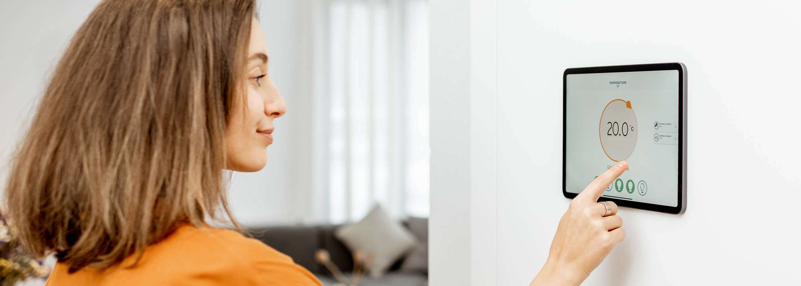 Junge Frau bedient Smart Home Device