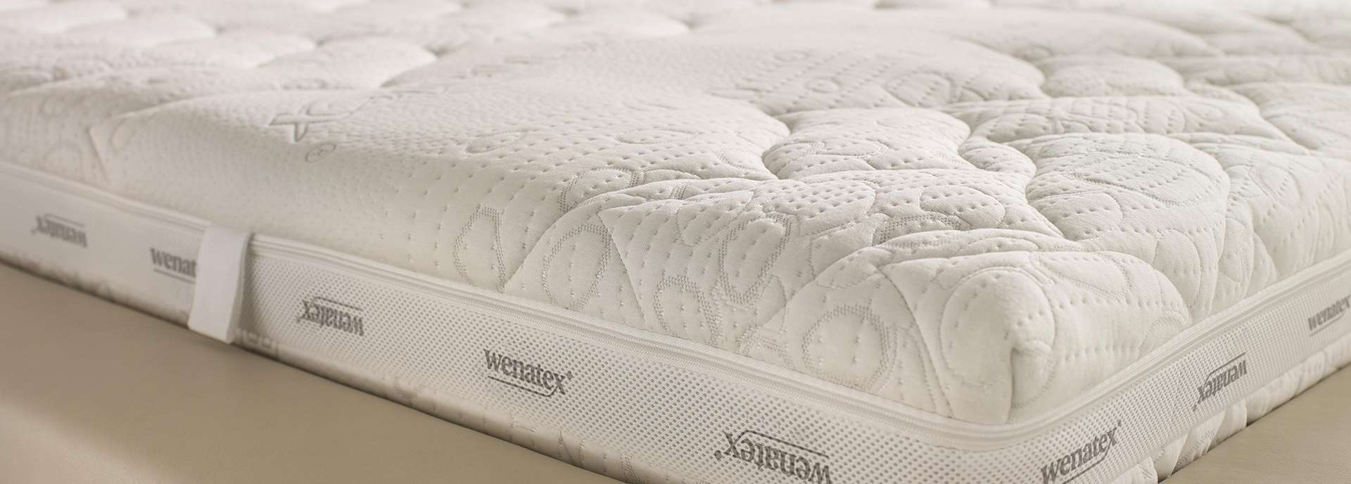 Nahaufnahme einer Matratze mit strukturierter Oberfläche auf einem Bett.