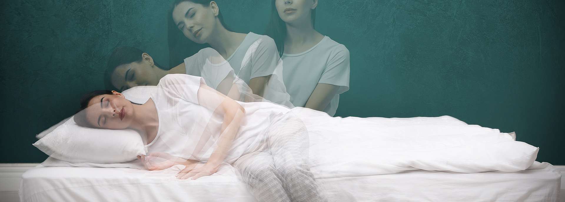 Frau schläft auf einem Bett, während mehrere Bewegungen in der Schlafposition dargestellt werden.