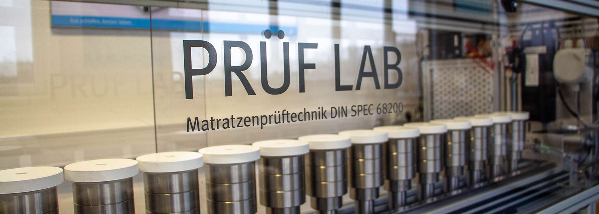 Prüfstand mit mehreren Zylindern zur Matratzenprüfung in einem Labor.