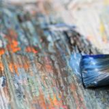 Primo piano di un colpo di pennello su una superficie colorata e strutturata.