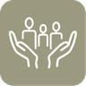 Symbol von zwei Händen, die drei stilisierte Personen halten, symbolisiert Unterstützung und Familienfreundlichkeit.