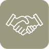 Zwei Hände schütteln sich in einer symbolischen Darstellung von Zusammenarbeit und Teamarbeit.