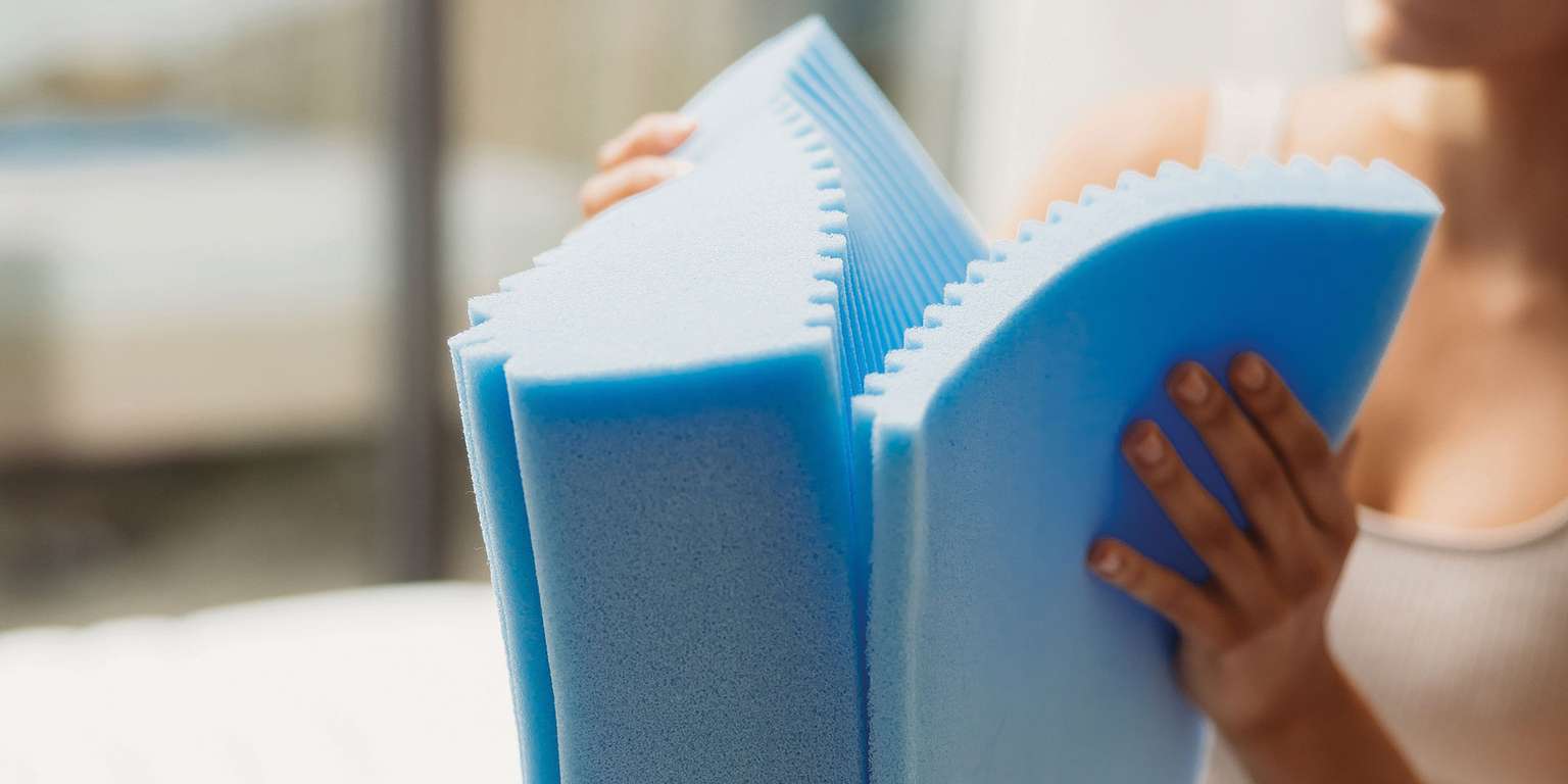 Nackenkissen Wenatex WenaCel ComfortPlus wird in der Hand gehalten und zeigt seine anpassbare Form.