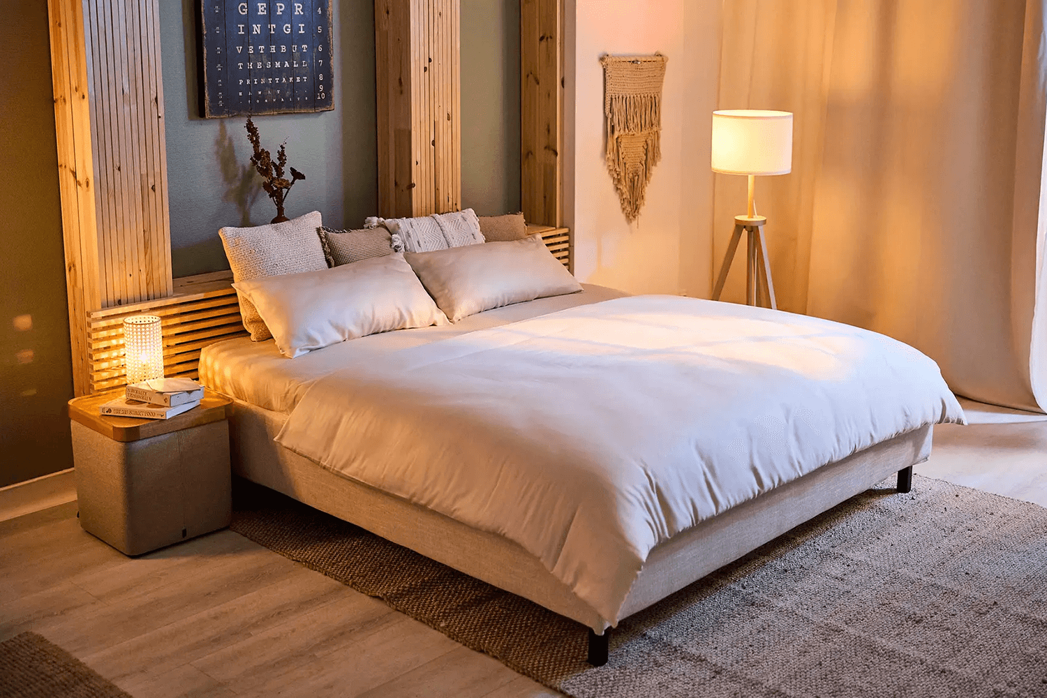 Gemütliches Schlafzimmer mit einem modernen Bett, Kissen und einer Bettdecke in sanften Farben.