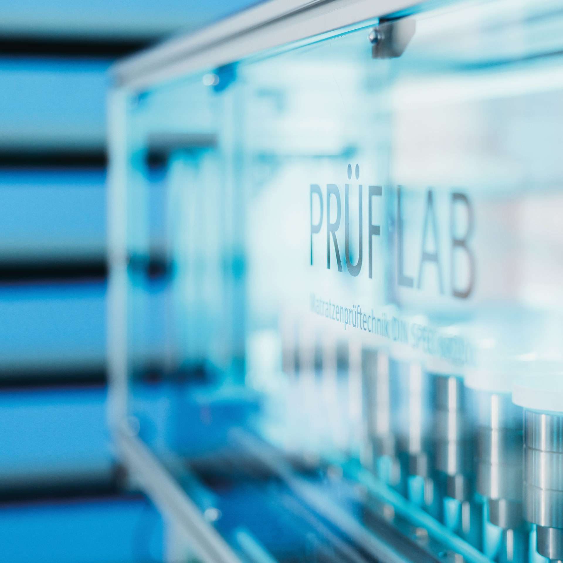 Prüfgerät im Wenatex Prüflabor zur Qualitätssicherung von Matratzen.