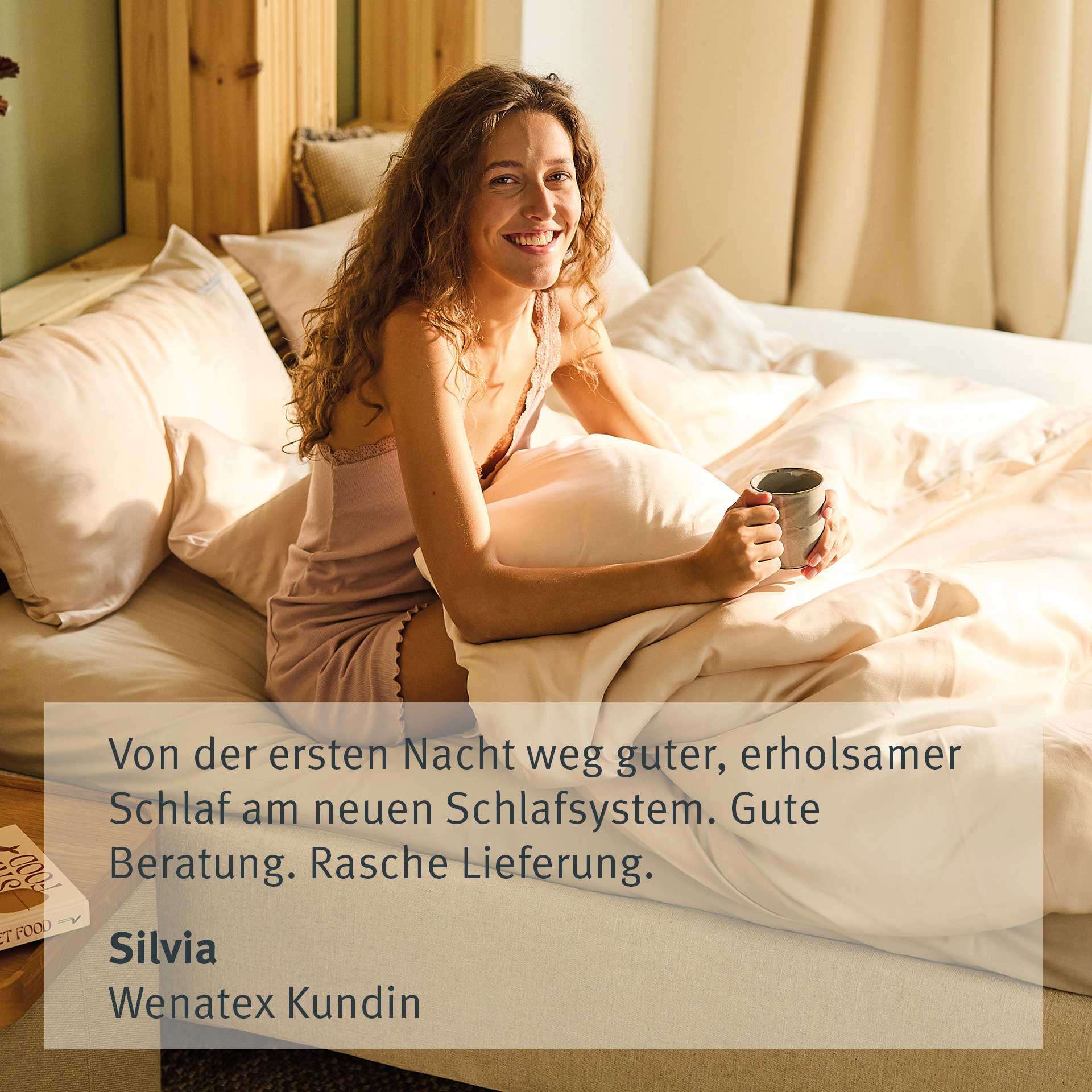 Frau sitzt auf einem Bett mit Kissen und hält eine Tasse, lächelnd und entspannt. Text über Schlafsystem und Beratung.