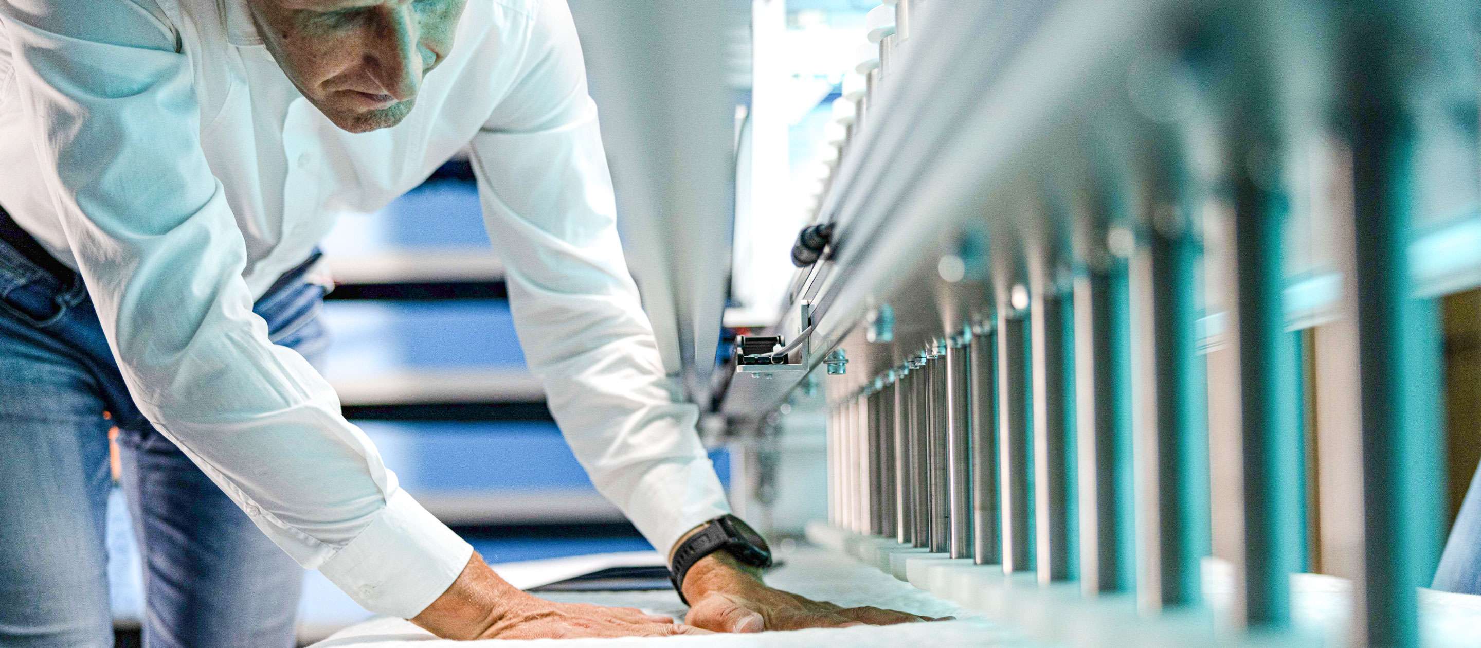 Ein Mitarbeiter bei der Qualitätskontrolle von Wenatex-Produkten in der Produktionsstätte.