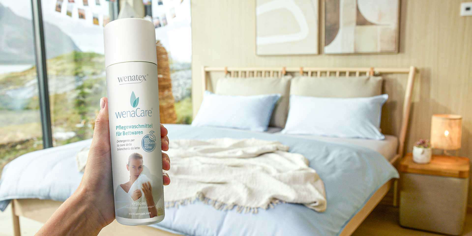 Pflegemittel für die Bettwäsche von Wenatex in einem modernen Schlafzimmer mit Bett und Kissen.