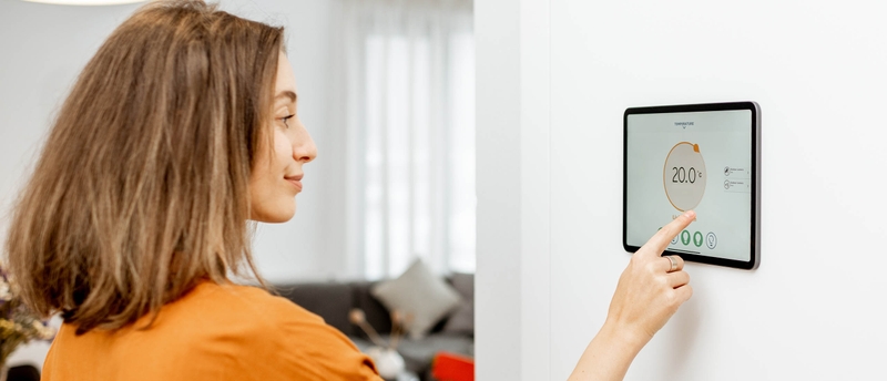 Junge Frau bedient Smart Home Device