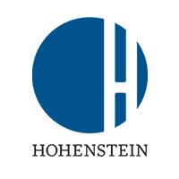 Logo mit stilisiertem Wappen in Blau und Schwarz, umgeben von einem schlichten Rahmen.